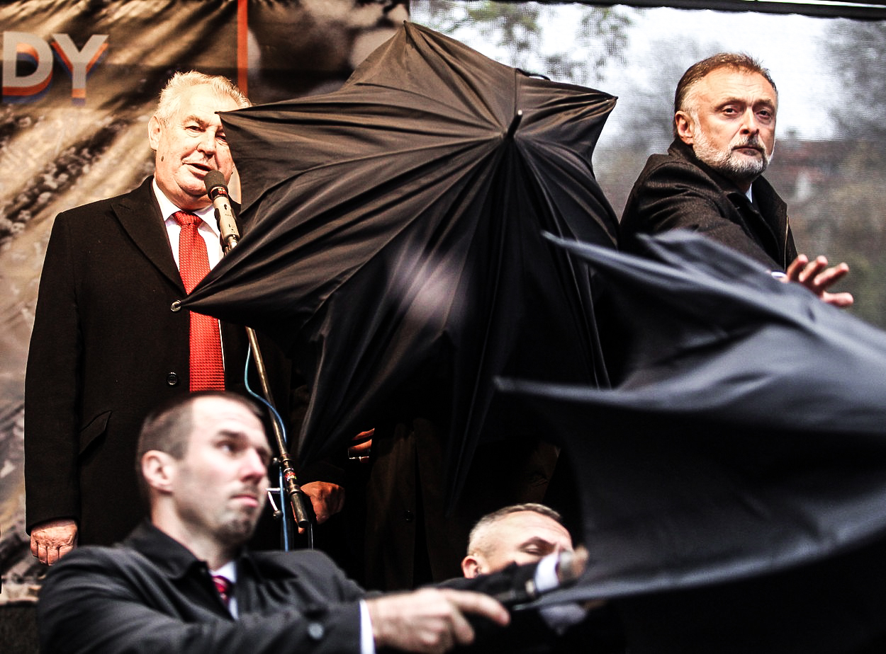 Prezident se nekritizuje! Odpůrci Zemana smí jen nesouhlasně mlčet