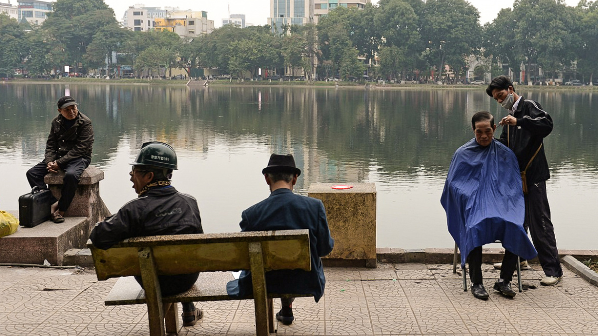 Na ulici stříhají a čistí uši. Pouliční holiče 'nevymýtila' ani luxusní kadeřnictví