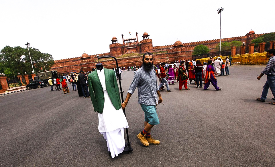 Z ulice na světová mola: Vycházející hvězda světové módy šije v malém ateliéru v Dillí