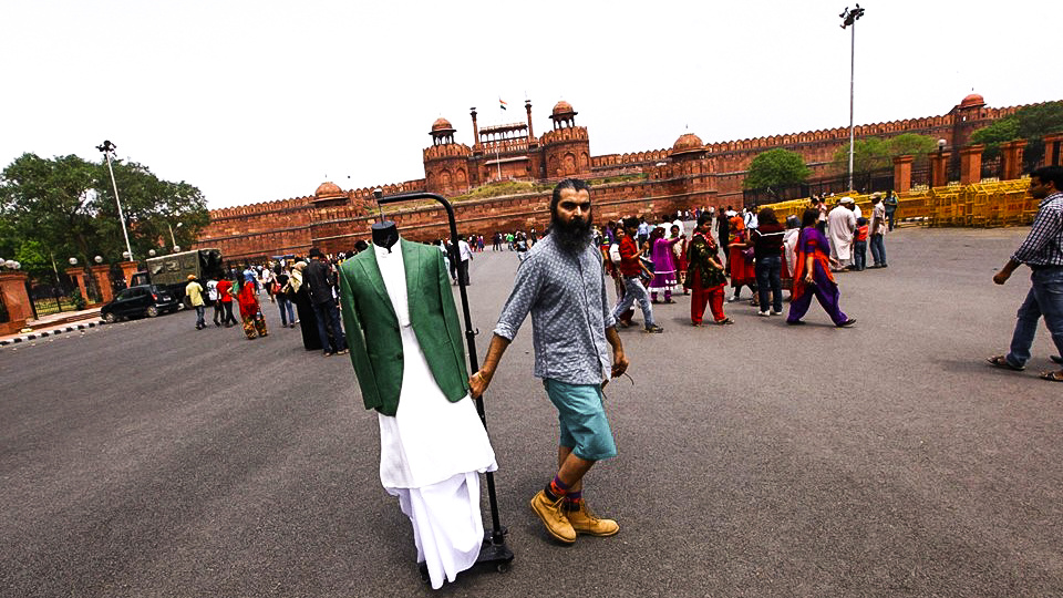Z ulice na světová mola: Vycházející hvězda světové módy šije v malém ateliéru v Dillí