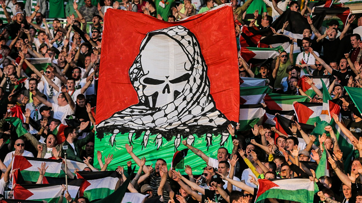 Pokrytecká UEFA: Banán netrestá, palestinské vlajky ano