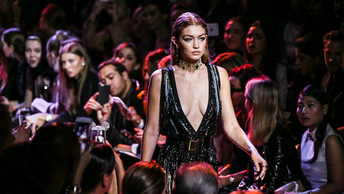 Usmívat se zakázáno: Proč z přehlídkových mol zmizel úsměv