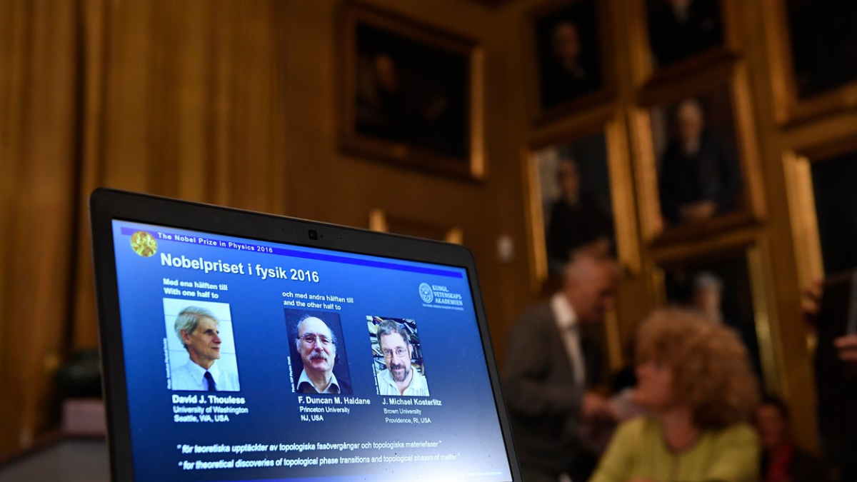 Nobelovu cenu za fyziku má trojice Britů. Za studium podivností hmoty