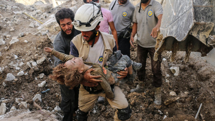 Po náletech vyhrabávají oběti ze sutin. Říkají si Bílé helmy