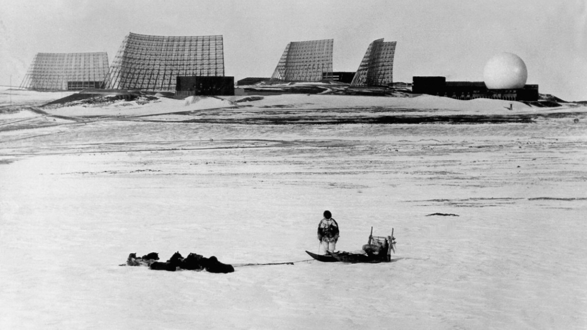 Tající ledovec může odhalit tajnou vojenskou základnu. A způsobit ekologickou katastrofu