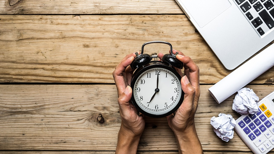 Práce brzy ráno škodí. Začít s ní před desátou je takřka vražedné