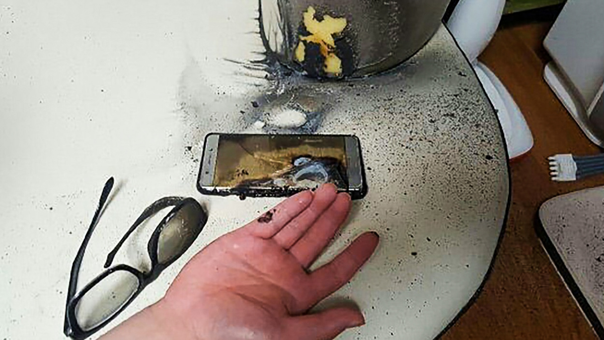 Zastaví hořící telefony šílené závody výrobců smartphonů?