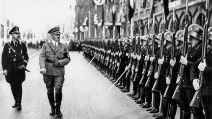 Hitler na kokainu a vojáci fasující pervitinové tablety. Třetí říše stála na drogách