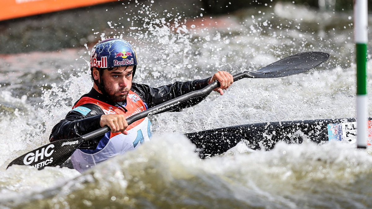 Hradilek pilotuje letadlo, jako když jezdí slalom. Závodit ale odmítá