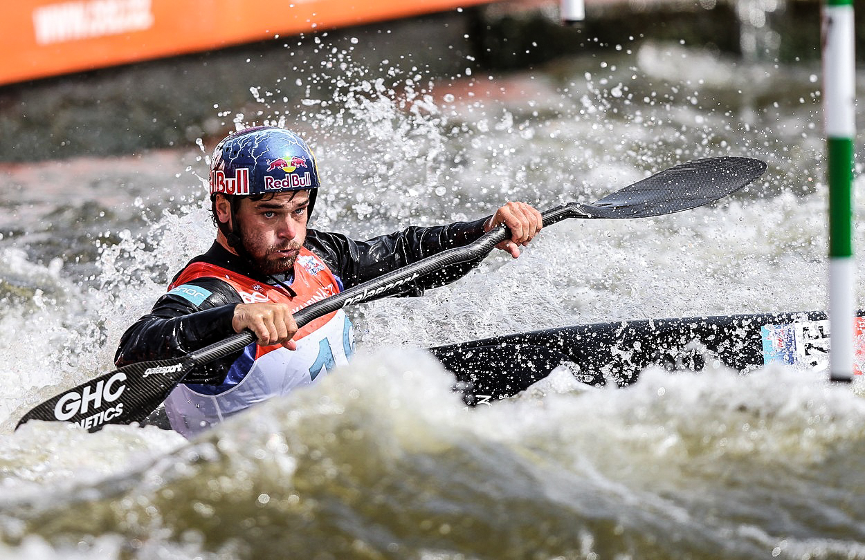 Hradilek pilotuje letadlo, jako když jezdí slalom. Závodit ale odmítá