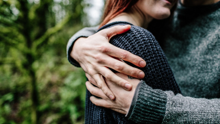 Lidem schází obyčejné objetí. Jsou tak za něj schopni platit až nesmyslné částky