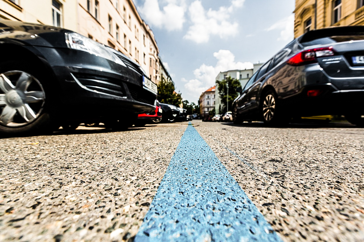 Šílenství jménem parkování: Modrých pruhů v Praze přibývá, parkovišť nikoli