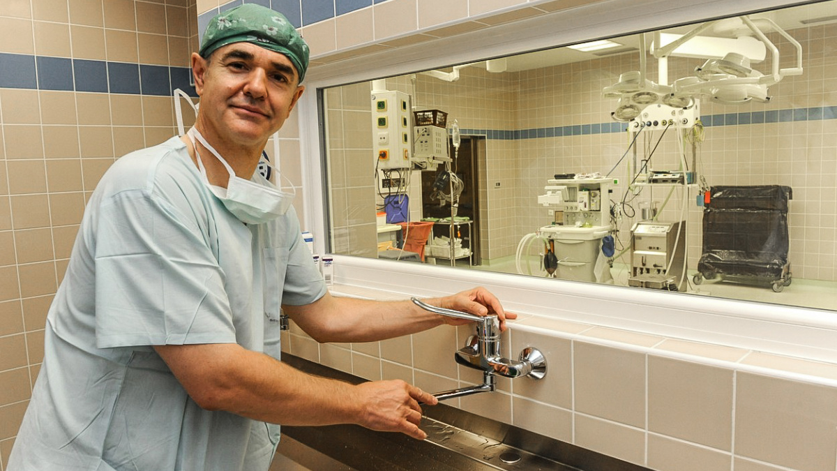 Spousta zdravých orgánů se zbytečně vyhazuje 'do koše', říká transplantační chirurg