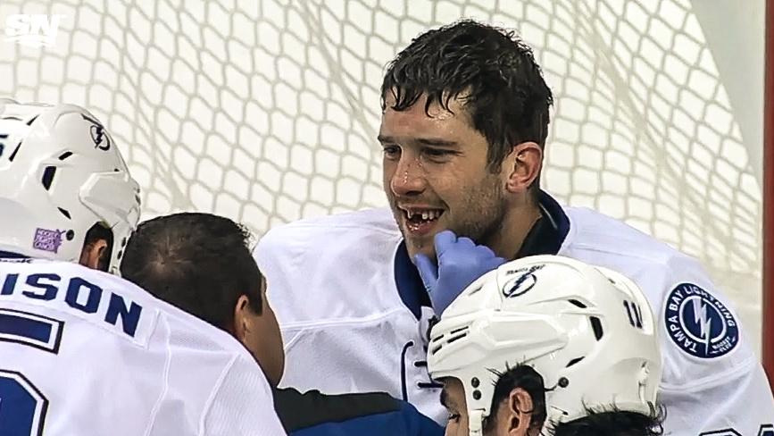 Zuby nechal v helmě, ale spoluhráče v bráně podržel