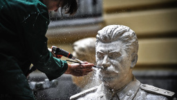 Milovaný krvavý vůdce: Bronzový Stalin rozbouřil 'město kulaků'