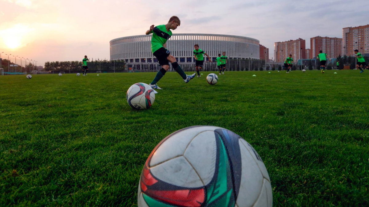 Fotbalová Evropa se svlékla a vymírá. Mladí raději randí, než kopou do míče