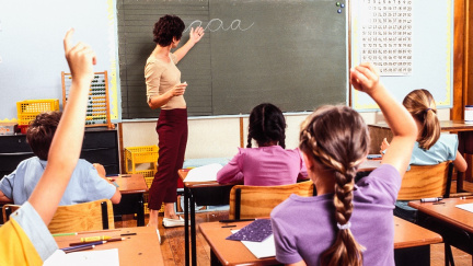 'Vynikající učitelé' dostanou víc peněz. Vláda odsouhlasila třístupňový systém