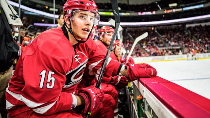 Nestrašil je zpět. Překonal zlomeninu páteře i gólmana v NHL