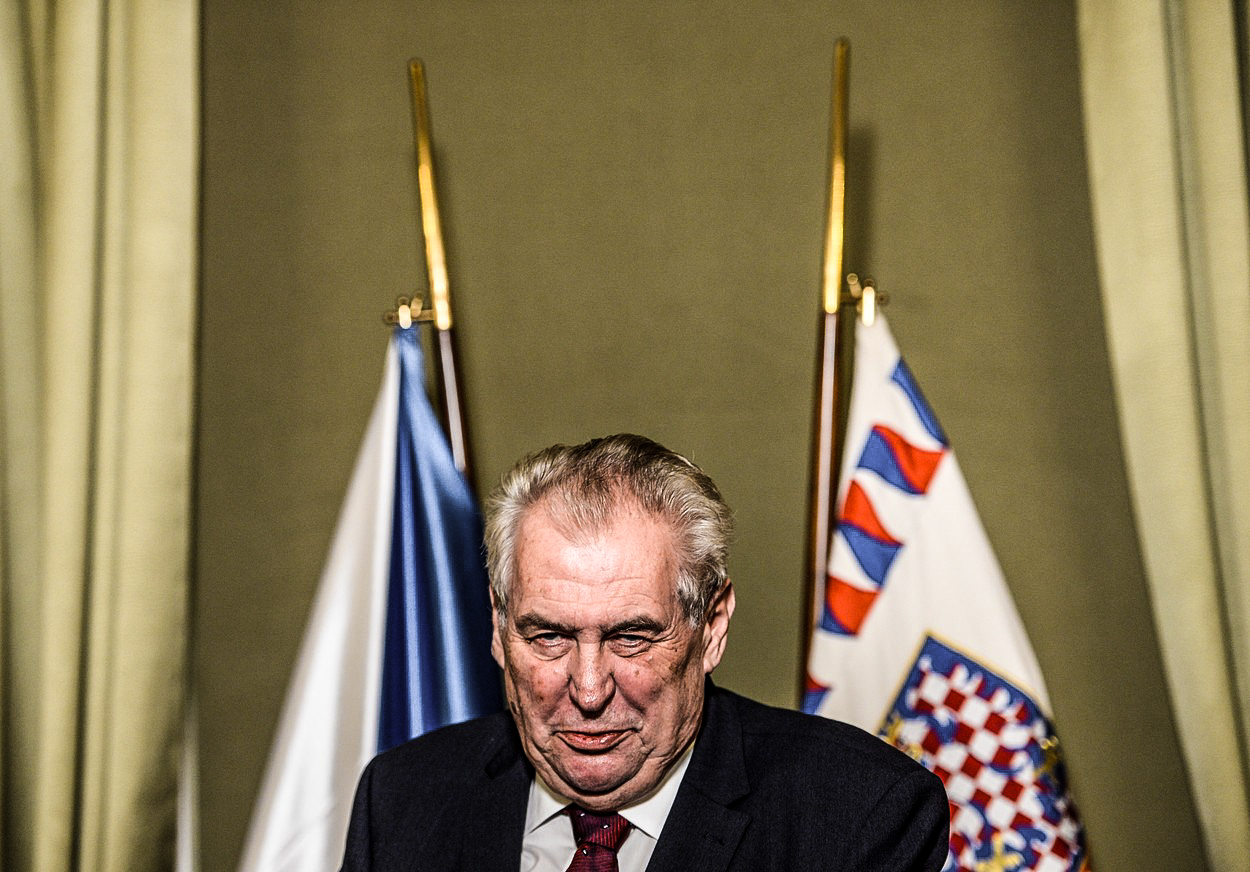 Komentář: Zeman si chtěl šplhnout u Trumpa. Neviditelný velvyslanec mu zhatil plány