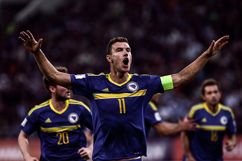 Ani hvězdný Džeko nemůže stahovat soupeři trenýrky. Sudí ho vyloučil