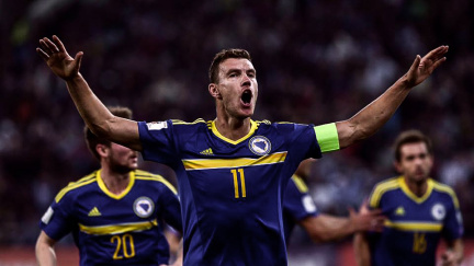 Ani hvězdný Džeko nemůže stahovat soupeři trenýrky. Sudí ho vyloučil