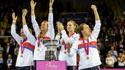 Návrat tenisových šampionek: Předstíraly spánek a zkritizovaly 'nový' Fed Cup