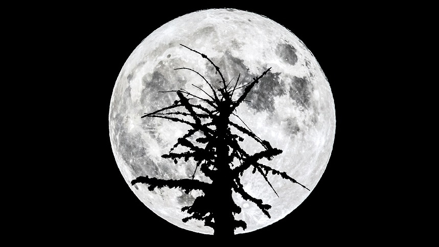 Nebe rozzáří obří superúplněk. Největší od roku 1948