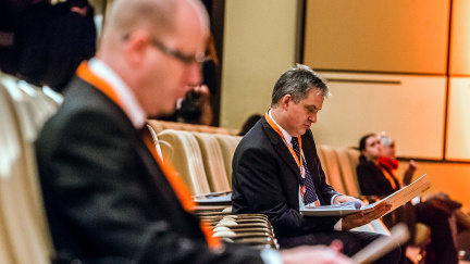 Komentář: Rozporuplný premiér: Vyhodil Dienstbiera a teď vede zákopovou válku