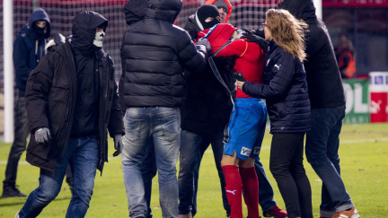 Běsnící fanoušci svlékali trenérova syna. Neunesli sestup