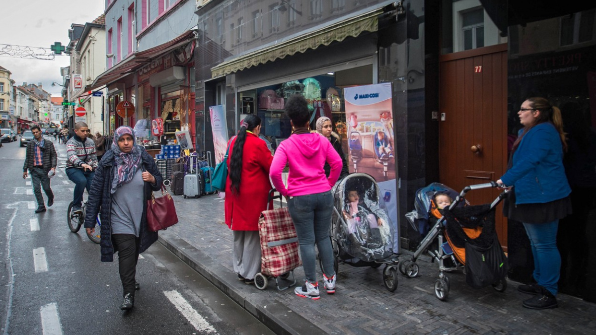 Vítejte v pekle. Lidi jsou znuděni běžnou dovolenou, láká je bída a špína