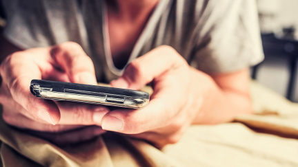 Máte problém usnout? Může za to váš mobil