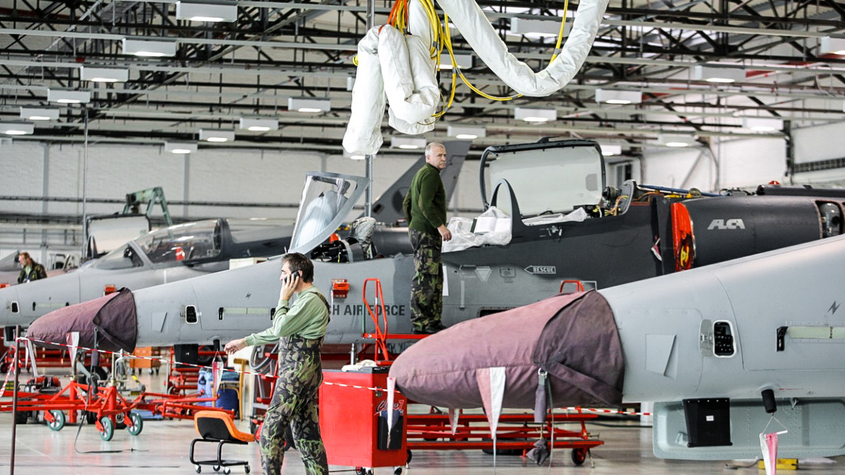 České bitevníky L-159 dlouho nikdo nechtěl. Teď se zvažuje jejich nová výroba