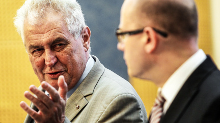 Noví ministři usedli do křesel vyhnanců Němečka a Dienstbiera