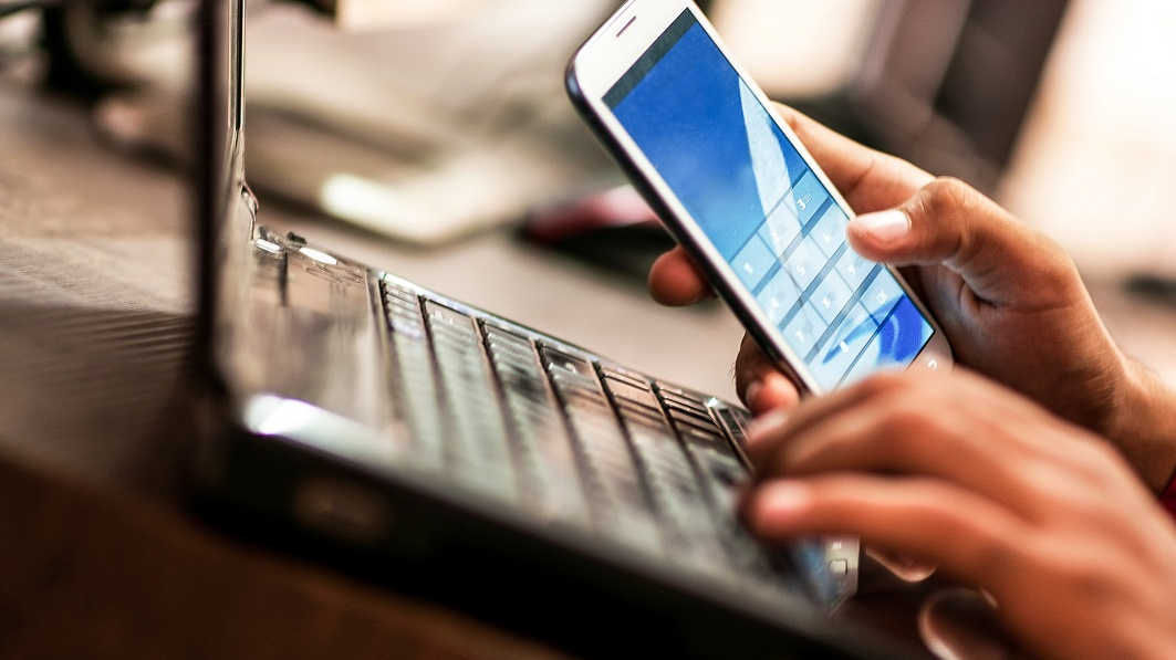 Firma, která se dokáže dostat do jakéhokoli telefonu