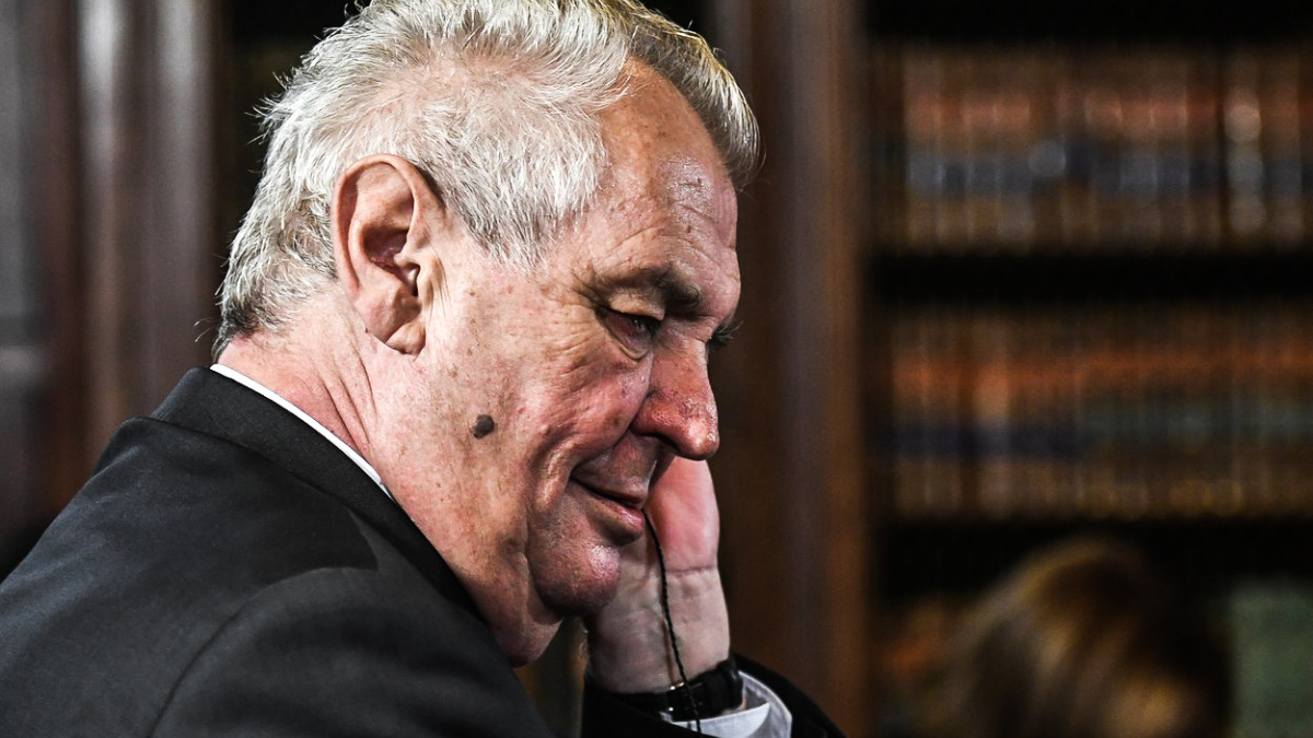 Trump a Zeman si telefonovali. Jeden druhého pozval na návštěvu