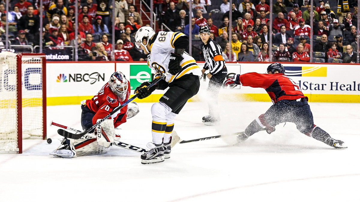 Pastrňák znovu skóroval a pozvedl ztracený zápas. Bruins vytěžili aspoň bod