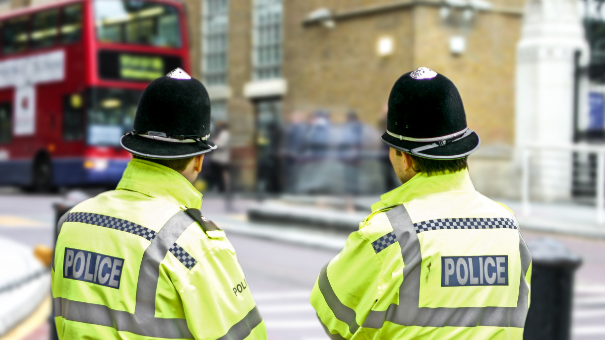 Zkažení britští policisté. Stovky z nich sexuálně zneužívaly oběti domácího násilí