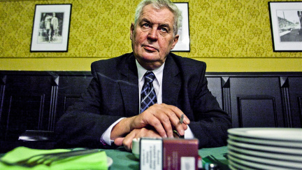 Žádné cigarety a žádní opilci: Protikuřácký zákon prošel, platit začne od května