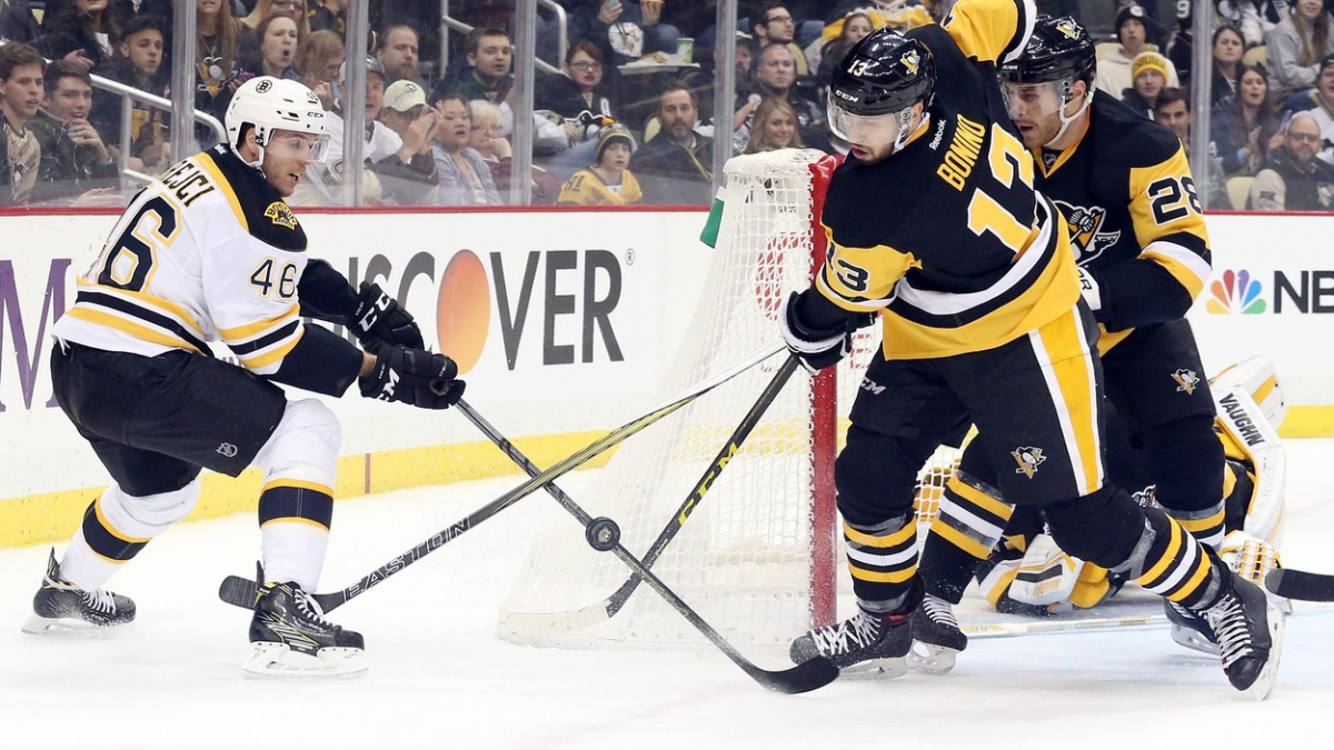 Pastrňák má dva body a dotahuje na Crosbyho, Šustr dal první gól v sezoně