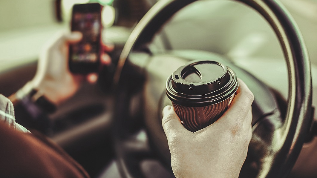 K čemu chytrý vůz, když máme smartphony: Mladá generace mění pohled na automobily