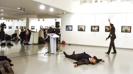 Rusové a Turci na sudu se střelným prachem