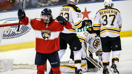 Aplaus vestoje a přerušení hry kvůli oslavám. Jágr je historicky druhý