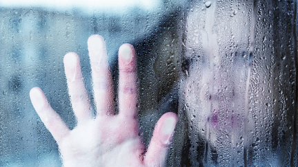 Vzácná alergie, při níž sprcha i pláč ze zoufalství bolí jako šlehání kopřivami