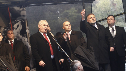 'Vrhač vajec' na Zemana spáchal jen přestupek