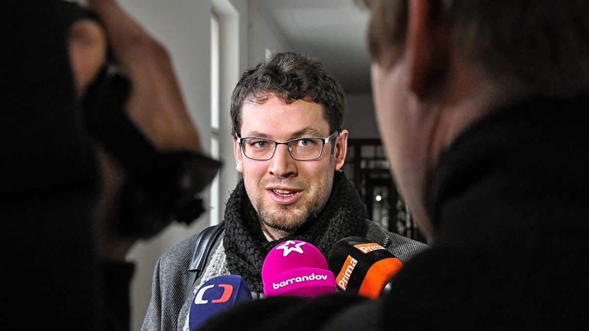 Svobody pod tlakem: Politici dál tlačí na omezování internetu, lezou i do soukromí