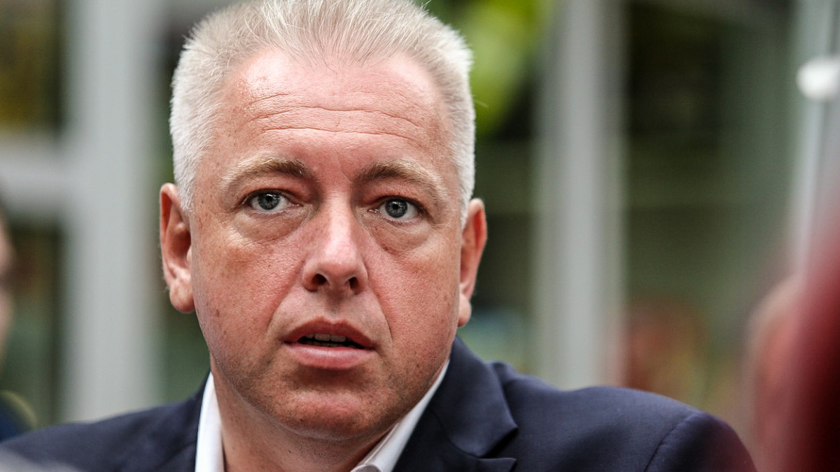 S teroristy můžete bojovat sami, Chovanec vám věří. Co tím sleduje?