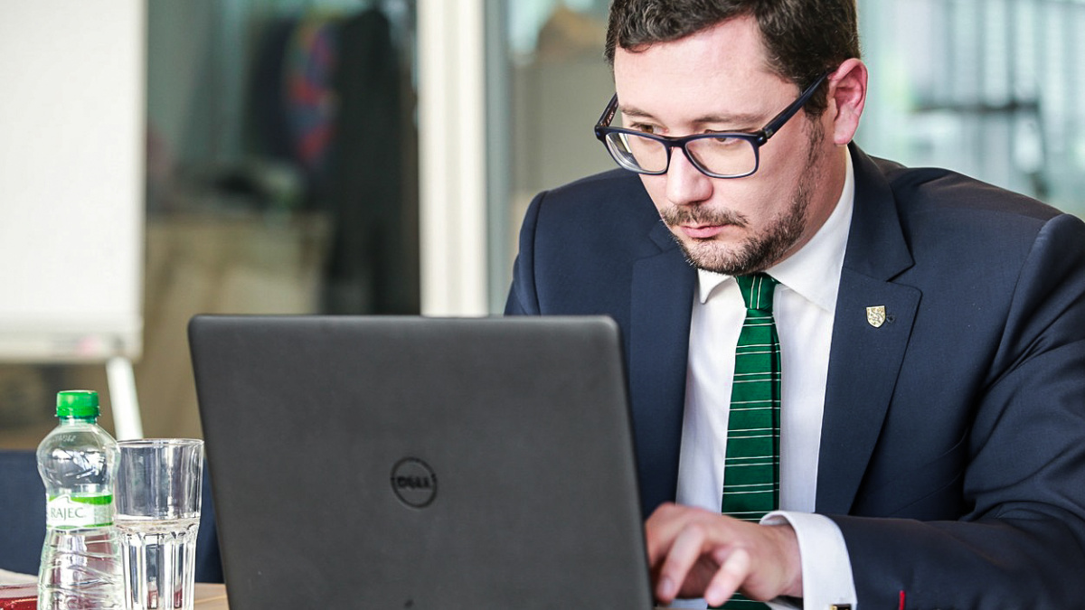 Hrad bojuje proti cenzuře aneb Ovčáčkův patent na pravdu