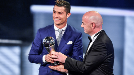 Zlatá tečka za fenomenálním rokem 2016. Ronaldo počtvrté ovládl anketu FIFA