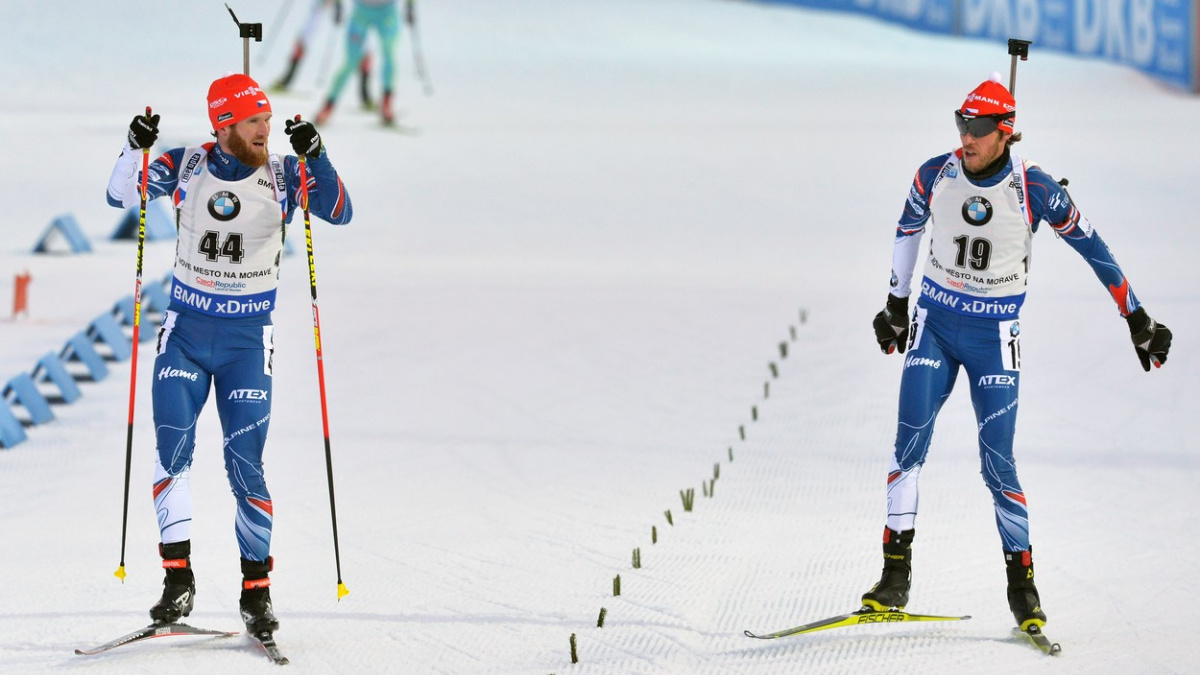 Štafeta biatlonistů se dohoupala na páté místo. Kouč zná viníka