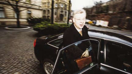 Komentář: Oběd soudce Bureše a advokáta Pokorného a kdy je lepší najíst se sám